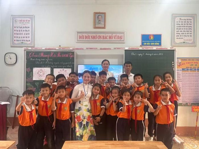 Thầy Trần Đức Quỳ và giáo viên, học sinh xã biên giới Nhôn Mai, Nghệ An. Ảnh: NVCC
