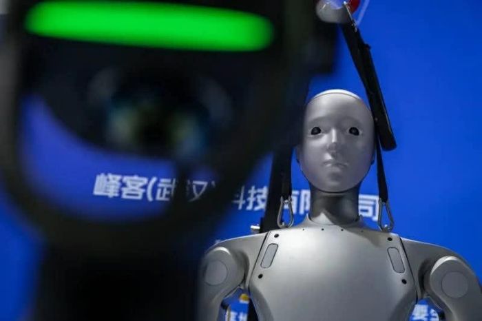 Robot hình người được trưng bày tại Triển lãm Chuỗi cung ứng quốc tế Trung Quốc ở Bắc Kinh, trong bối cảnh nước này đẩy mạnh phát triển AI và robot. (Nguồn: Al Jazeera)