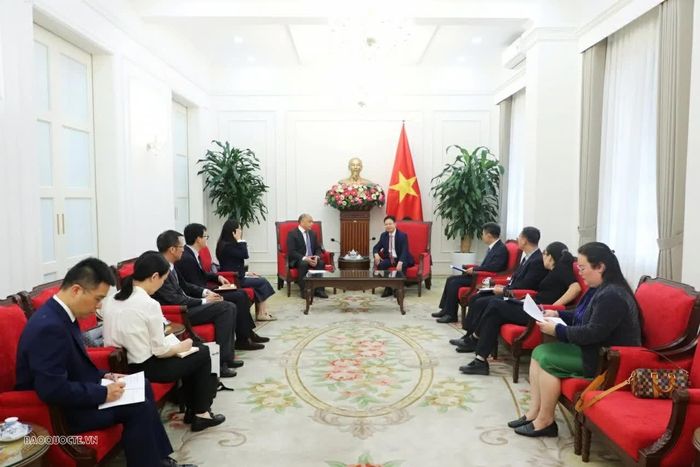 Thứ trưởng Ngoại giao Ngô Lê Văn tiếp Phó Giám đốc Sở Ngoại vụ tỉnh An Huy, Trung Quốc Bành Truyền Vũ tại Trụ sở Bộ Ngoại giao. (Ảnh: Nguyễn Nhuận)