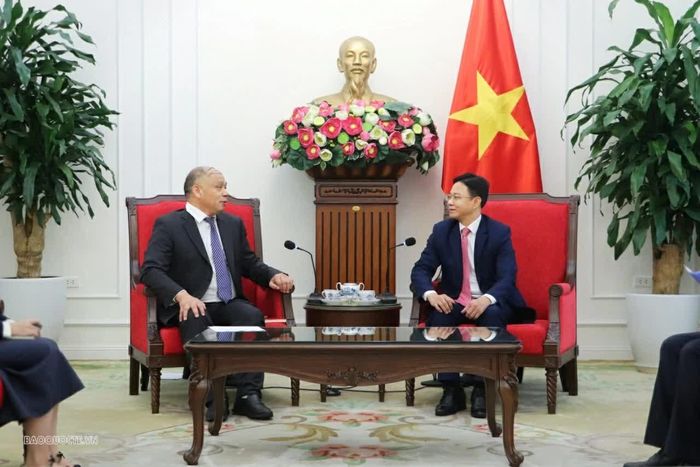 Phó Giám đốc Sở Ngoại vụ tỉnh An Huy, Trung Quốc Bành Truyền Vũ thông tin về công tác chuẩn bị Diễn đàn hợp tác địa phương RCEP 2027, khẳng định coi trọng và mong muốn thúc đẩy hợp tác với Việt Nam trong thời gian tới. (Ảnh: Nguyễn Nhuận)
