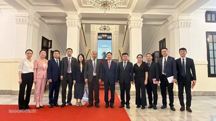 Thứ trưởng Ngoại giao Ngô Lê Văn, Phó Giám đốc Sở Ngoại vụ tỉnh An Huy Bành Truyền Vũ cùng đoàn đại biểu chụp ảnh lưu niệm tại Trụ sở Bộ Ngoại giao. (Ảnh: Nguyễn Nhuận)