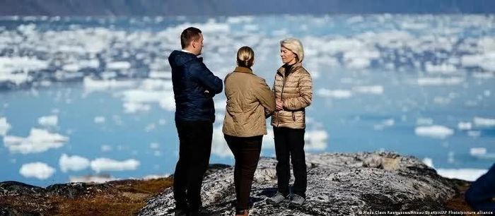 Chủ tịch Ủy ban châu Âu Ursula von der Leyen (ngoài cùng bên phải) thăm Greenland. (Nguồn: DW)