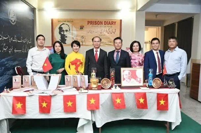 Lễ khai trương và giới thiệu tập thơ “Nhật ký trong tù” của Chủ tịch Hồ Chí Minh, xuất bản bằng hai ngôn ngữ tiếng Urdu và tiếng Anh tới đông đảo độc giả Pakistan. (Nguồn: Đại sứ quán Việt Nam tại Pakistan)