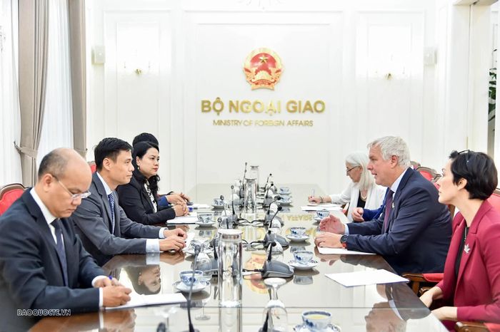 Thứ trưởng Đặng Hoàng Giang và Thứ trưởng Glenn Purves trao đổi về các định hướng thúc đẩy quan hệ Đối tác toàn diện Việt Nam - Canada.