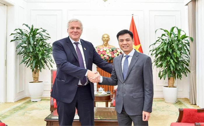 Thứ trưởng Ngoại giao Đặng Hoàng Giang tiếp Thứ trưởng Thương mại Quốc tế Canada Glenn Purves tại trụ sở Bộ Ngoại giao, chiều 10/9.