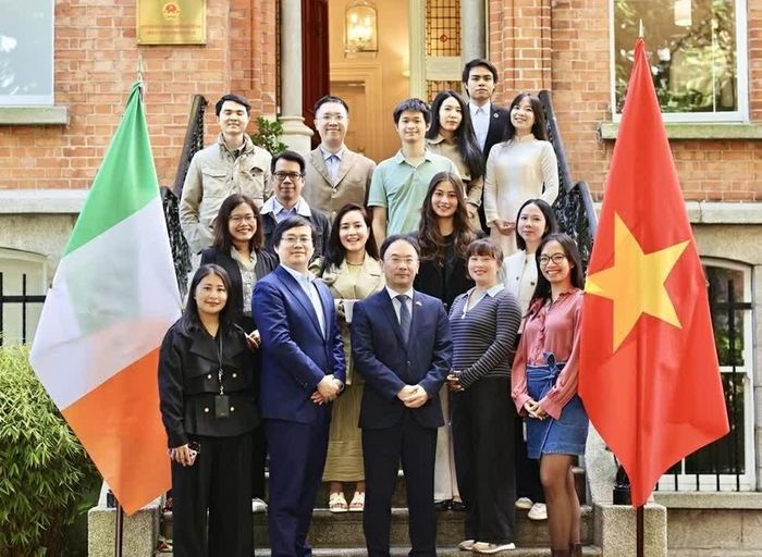 Đại sứ Phạm Toàn Thắng và các đại biểu chụp ảnh lưu niệm sau buổi lễ. (Nguồn: Đại sứ quán Việt Nam tại Ireland)