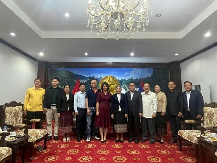 Đoàn công tác Tổng Lãnh sự quán Việt Nam tại Pakse làm việc và chụp ảnh lưu niệm cùng lãnh đạo tỉnh Sekong. (Nguồn: Tổng Lãnh sự quán Việt Nam tại Pakse)