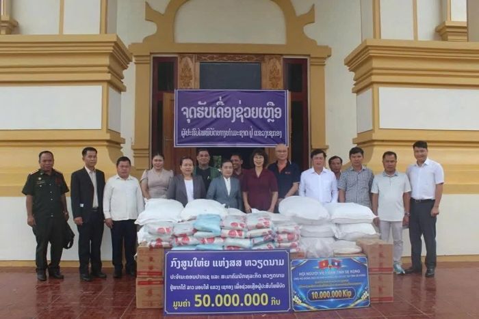 Tổng Lãnh sự quán Việt Nam tại Pakse, Hội người Việt tỉnh Sekong và Hội doanh nghiệp Việt Nam tại Nam Lào trao quà hỗ trợ cho tỉnh Sekong. (Nguồn: Tổng Lãnh sự quán Việt Nam tại Pakse)