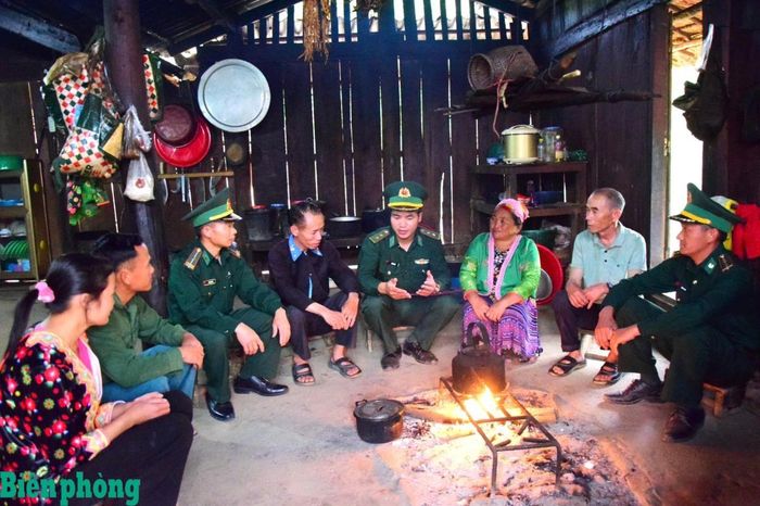 Cán bộ Đồn Biên phòng Nậm Lạnh tuyên truyền cho người dân trên địa bàn cảnh giác với các thủ đoạn của tội phạm buôn người. Ảnh: Nguyễn Hòa Bình