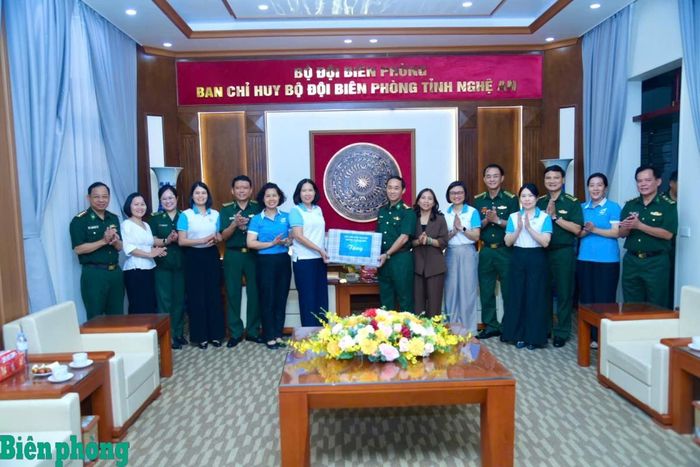 Hội Liên hiệp Phụ nữ thành phố Hà Nội tặng quà lưu niệm cán bộ, chiến sĩ Bộ đội Biên phòng tỉnh Nghệ An. Ảnh: Lê Thạch