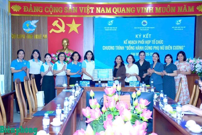 Hội Liên hiệp Phụ nữ thành phố Hà Nội tặng quà lưu niệm Hội Liên hiệp Phụ nữ tỉnh Nghệ An. Ảnh: Lê Thạch