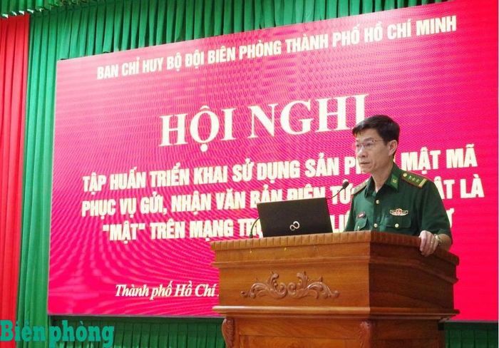 Thượng tá Trịnh Hoàng Hùng, Phó Tham mưu trưởng Ban Chỉ huy Bộ đội Biên phòng thành phố Hồ Chí Minh phát biểu tại Hội nghị. Ảnh: Lương Kiểm