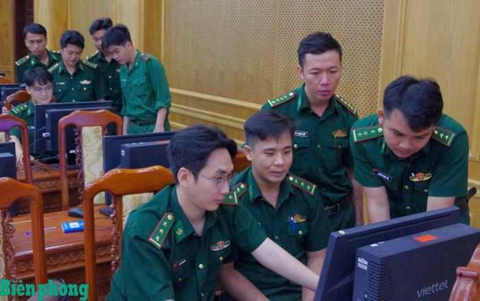 Cán bộ, chiến sĩ đơn vị tham gia lớp tập huấn. Ảnh: Lương Kiểm