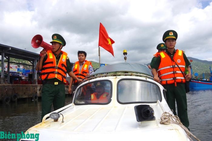 Đồn Biên phòng cửa khẩu cảng Cà Ná tuyên truyền cho các chủ phương tiện tàu thuyền đảm an toàn trước diễn biến thời tiết phức tạp. Ảnh: Văn Tân