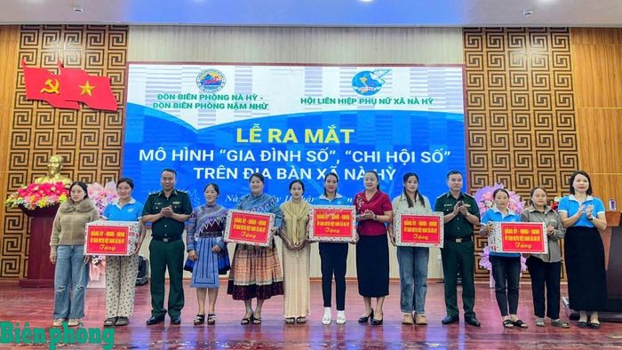 Đại diện cấp ủy, chính quyền địa phương, Hội Liên hiệp Phụ nữ xã Nà Hỳ và hai đồn Biên phòng trao quà tặng các mô hình “Gia đình số”, “Chi hội số” tại lễ ra mắt. Ảnh: Mùa Tùng