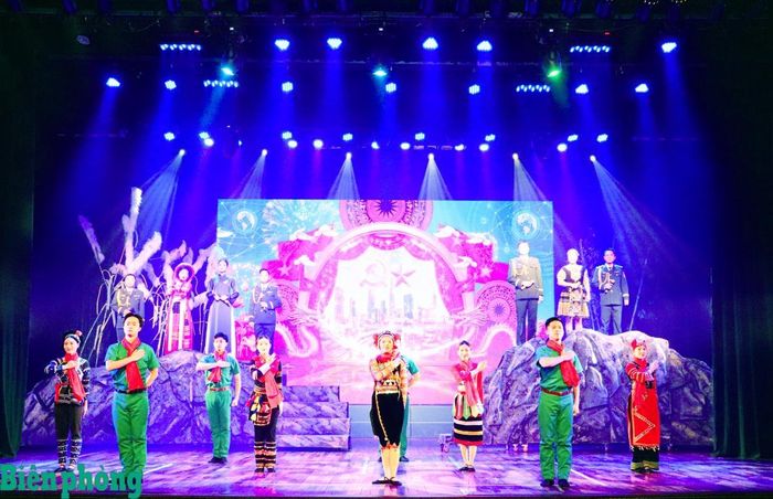 Đội tuyển Bộ đội Biên phòng diễn báo cáo nội dung thi tuyên truyền viên trẻ. Ảnh: Chiến Khu