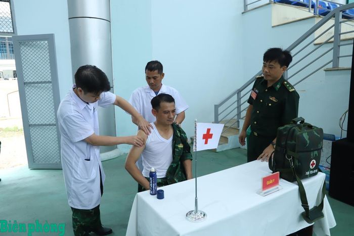 Lực lượng quân y theo dõi sức khỏe các vận động viên trong quá trình thi đấu. Ảnh: Ngọc Lâm