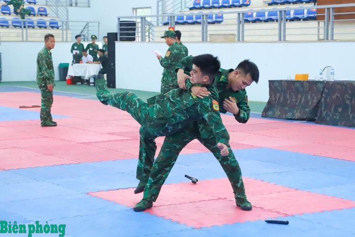 Vận động viên thể hiện động tác dứt khoát, chính xác trong nội dung chiến thuật đánh võ. Ảnh: Ngọc Lâm