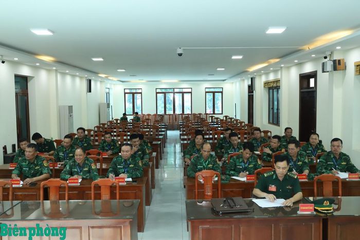 Đoàn trưởng các đoàn và Ban tổ chức họp giao ban sau ngày thi đấu. Ảnh: Ngọc Lâm