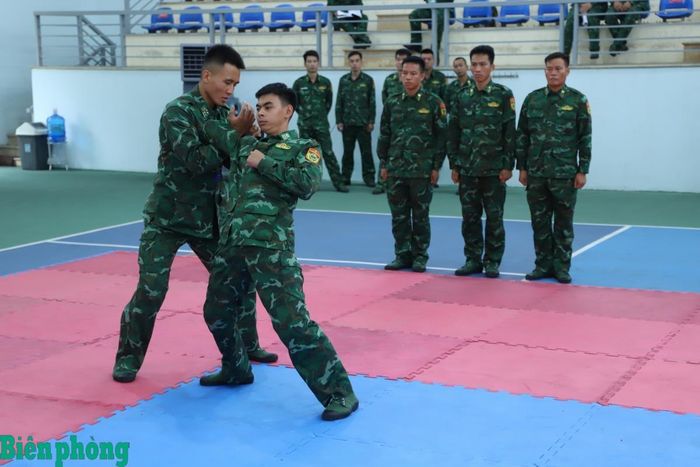 Các vận động viên thể hiện phương pháp truyền đạt, hướng dẫn động tác trong phần thi thực hành huấn luyện võ thuật. Ảnh: Ngọc Lâm