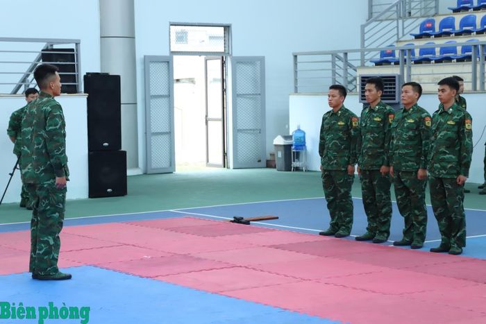 Vận động viên thực hiện nội dung hướng dẫn, duy trì luyện tập trong phần thi thực hành huấn luyện võ thuật. Ảnh: Ngọc Lâm
