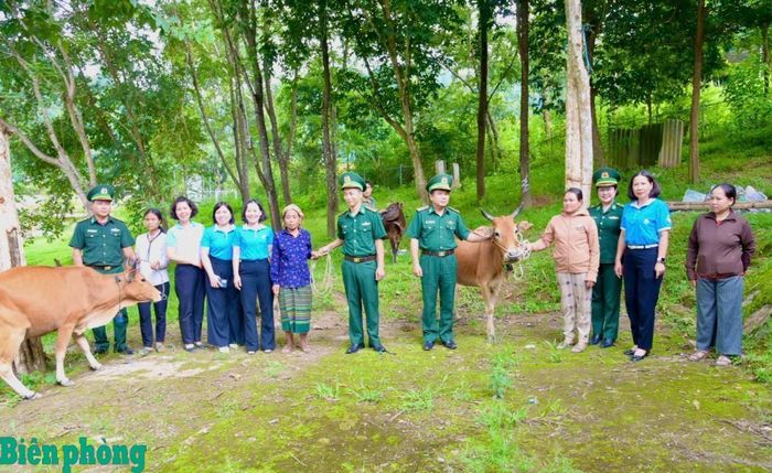 Chương trình trao tặng sinh kế cho phụ nữ có hoàn cảnh khó khăn xã Bắc Lý. Ảnh: Lê Thạch