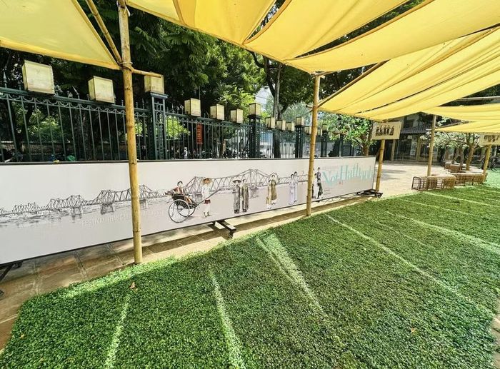Ấn tượng không gian sắp đặt của chương trình “Nét Hà thành - Câu chuyện Hà Nội qua tà áo dài”. Ảnh: Hoàng Quyên