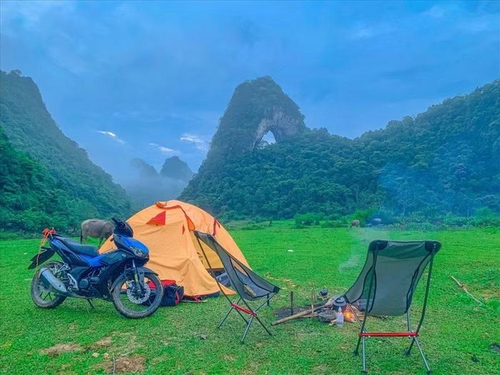 Núi Mắt Thần cách thành phố Cao Bằng khoảng 50km, du khách có thể di chuyển bằng ôtô hoặc xe máy đến đây đều thuận lợi. Ảnh: Phương Minh Chiến