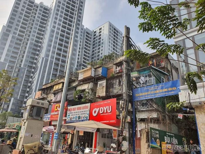 Tầng 1 nhà tập thể được sử dụng làm mặt bằng kinh doanh. Ảnh: Việt Vũ