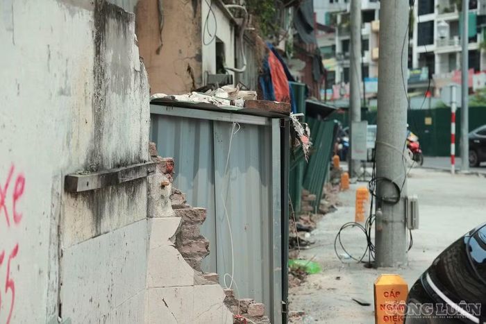 Có nơi được quây tôn, dựng hàng rào, trong khi nhiều phần vẫn để trống.