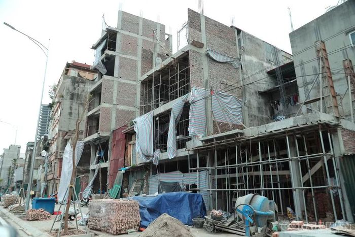 Dọc tuyến đường, nhiều ngôi nhà cũng đã bắt đầu hoàn thiện và xây mới lại.