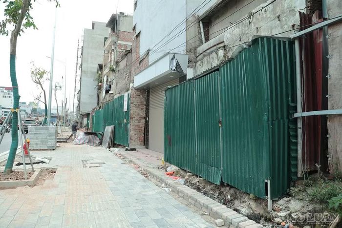 Những thửa đất siêu nhỏ, siêu mỏng xuất hiện dọc tuyến được quây tôn chờ hợp thửa, phần nào tạo hình ảnh chưa đồng bộ với diện mạo khang trang của tuyến đường mới.