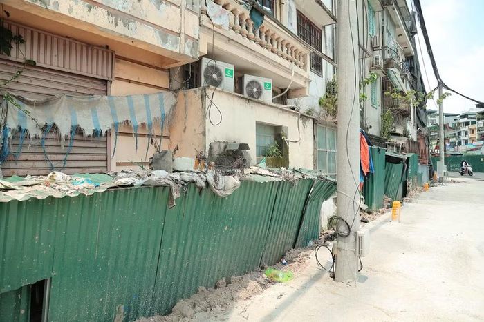 Một số thửa có hình dạng kéo dài, hẹp ngang, bị xéo theo ranh giới giải phóng mặt bằng.