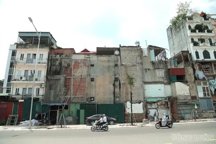Đây là những phần đất phát sinh từ quá trình giải phóng mặt bằng. Khi một phần thửa đất bị thu hồi để mở đường, diện tích còn lại có thể không còn đủ kích thước để xây dựng công trình độc lập, đồng thời hình dạng thửa đất cũng trở nên bất thường.