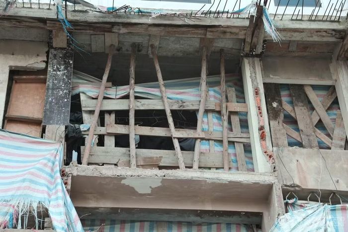 Có thể thấy rõ, những ngôi nhà có phần mặt ngoài tiếp giáp với con đường đã bị phá dỡ, trong khi phần phía trong vẫn được giữ lại, tu sửa và đổ bê tông mái.