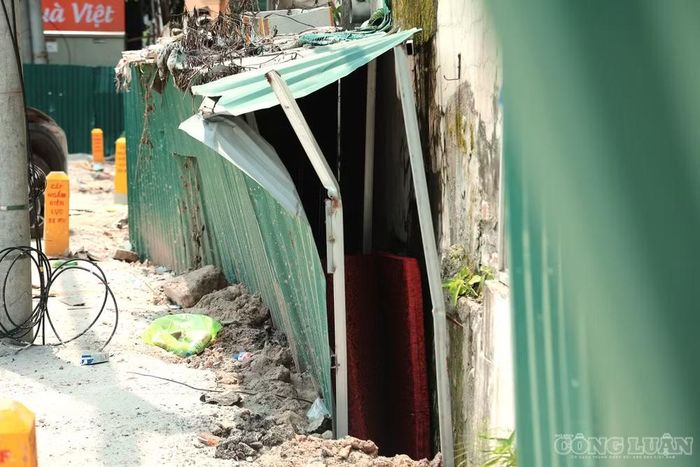 Có những ô đất chiều rộng chỉ bằng hơn 1 gang tay, nằm sát mặt đường hoặc xen giữa các công trình.