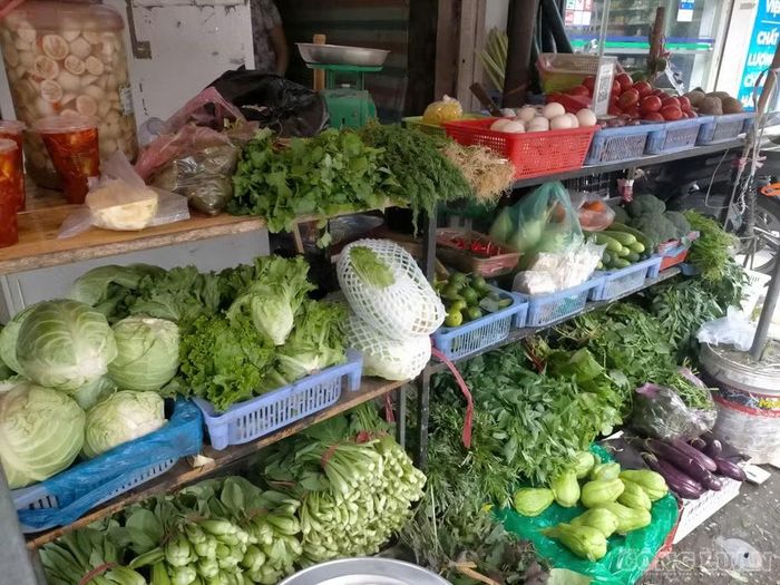 Bà Nguyễn Thị Thảo, tiểu thương bán lẻ tại chợ, cho biết các mặt hàng rau tăng giá cao gồm rau mùi, hành lá, thì là và húng quế. Trong đó, hành lá và thì là là hai mặt hàng có giá tăng cao nhất.