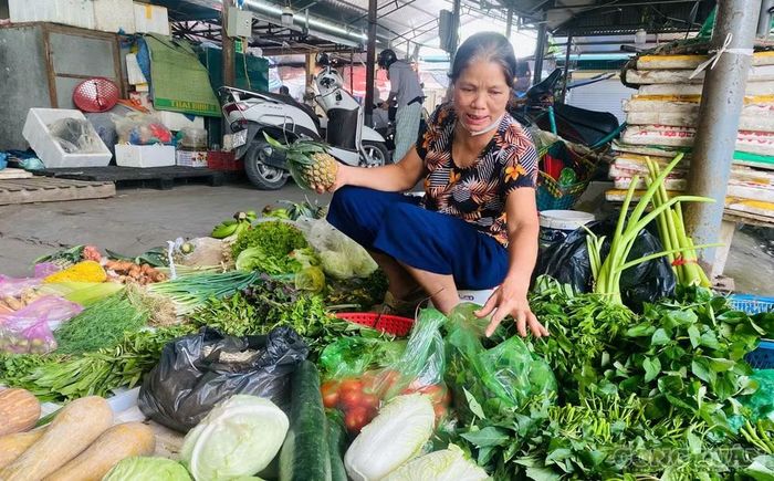 Bà Thúy một tiểu thương bán rau tại chợ cho biết, rau thì là hiện có giá bán 190.000 đồng/kg, trong khi trước đây chỉ 40.000-45.000 đồng/kg. Rau mùi có giá 160.000 đồng/kg, tăng gấp 3 lần so với trước. Rau muống từ 7.000 đồng/bó tăng lên 12.000 đồng/bó. Hành lá từ 30.000 đồng/kg tăng lên 70.000 đồng/kg.