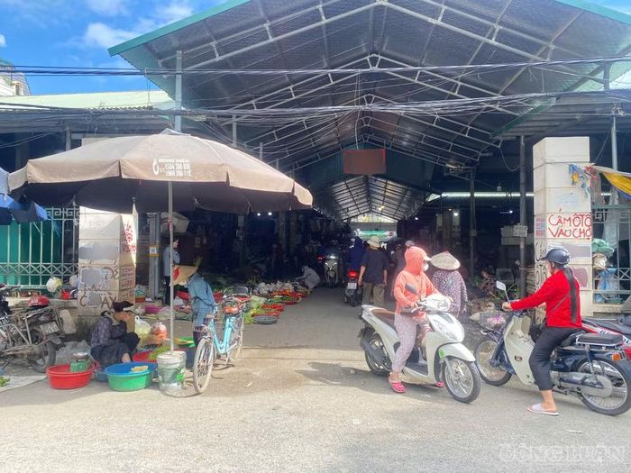 Tại chợ Vân Canh, TP Hà Nội, các tiểu thương tại chợ, cho biết hầu hết các loại rau đều tăng giá, trong đó tăng mạnh nhất là rau thì là, rau mùi và rau muống.