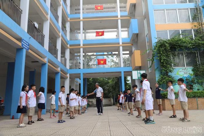Học sinh Trường Tiểu học Xuân Phương trong giờ giáo dục thể chất.
