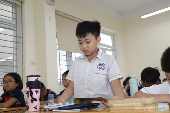 Phụ huynh cần đặc biệt chú ý cách trẻ thở. Với cảm cúm thông thường, trẻ có thể sốt, mệt mỏi, hắt hơi, chảy nước mũi nhưng thường không xuất hiện tiếng khò khè đặc trưng.