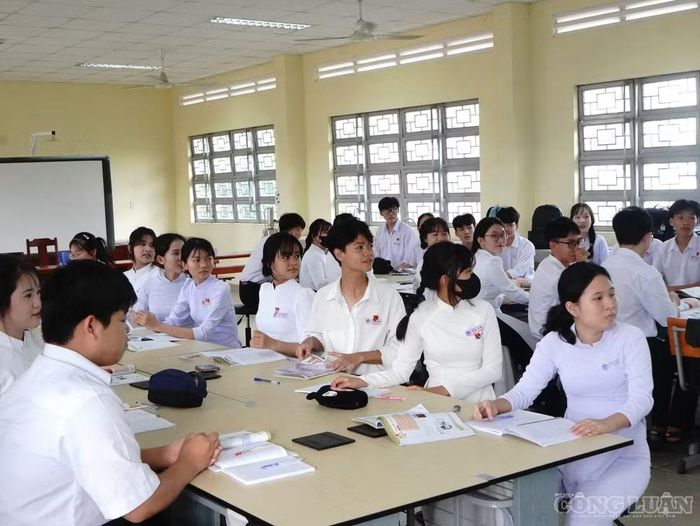Từ thực tế giảng dạy, ông Lực kiến nghị Bộ GD&ĐT đánh giá lại số lượng môn học, đơn vị kiến thức ở từng cấp học, phù hợp hơn với lứa tuổi, khả năng nhận thức và tâm sinh lý học sinh.