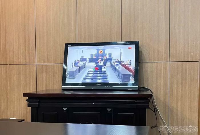 Từ 8h30, TAND TP Hà Nội bố trí các phóng viên theo dõi phiên xét xử qua màn hình tivi tại phòng báo chí. Nhà báo chỉ được mang giấy, bút vào phòng, không sử dụng điện thoại hoặc laptop. Tuy nhiên, màn hình tivi tại phòng báo chí không có âm thanh. Khoảng 20 phóng viên có mặt để theo dõi phiên tòa đã phản ánh tình trạng này. Cán bộ tòa cho biết đường truyền đang được khắc phục.