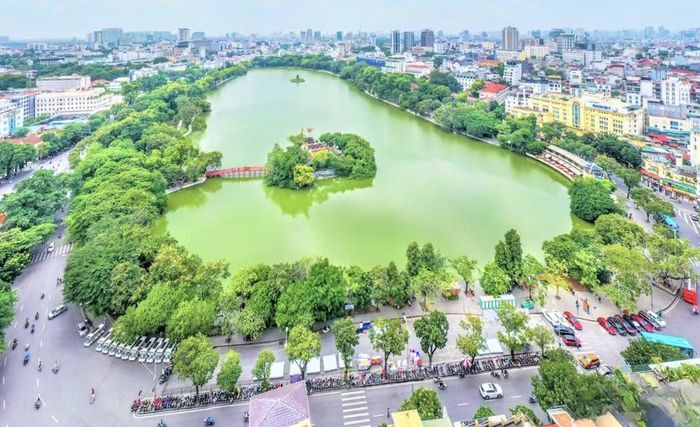 Không gian quanh khu vực hồ Gươm. Ảnh: C.P