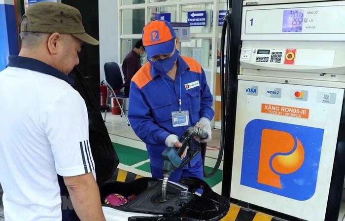 Giá xăng chiều nay tăng hơn 1.400 đồng/lít. Ảnh: PLX