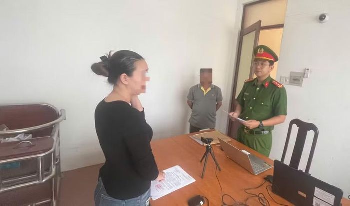 Đối tượng Phạm Thị Hồng Diễm tại cơ quan công an - Ảnh: Công an tỉnh Vĩnh Long.