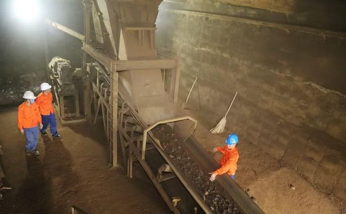 Quặng sắt được đưa qua hệ thống băng tải phục vụ quá trình chế biến tại mỏ Quý Xa.