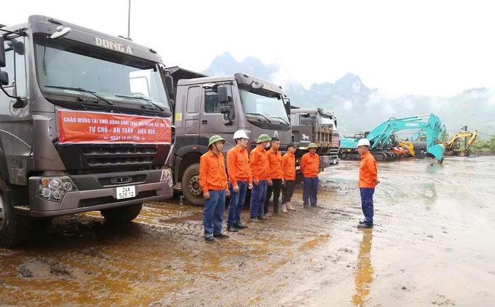 Công nhân và phương tiện tại mỏ sắt Quý Xa trong ngày chính thức tái khởi động khai thác 10/9.