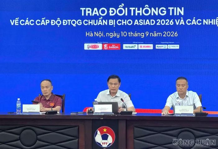 Phó Chủ tịch VFF Trần Anh Tú (giữa) phát biểu tại buổi trao đổi thông tin về công tác chuẩn bị của các đội tuyển quốc gia tham dự ASIAD 20.