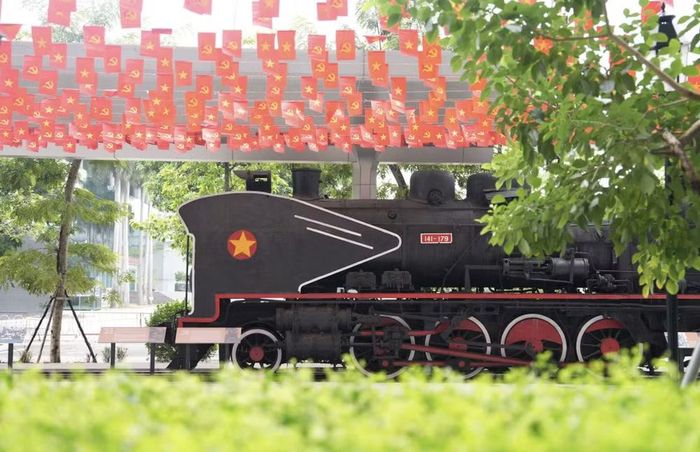 Đầu máy xe lửa hơi nước 141-179 hiện đang được trưng bày tại Bảo tàng Hà Nội. Ảnh: Ngọc Tú